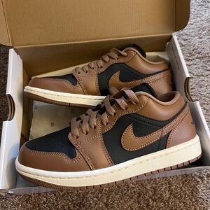 Womens air Jordan’s 1 low brown/ black